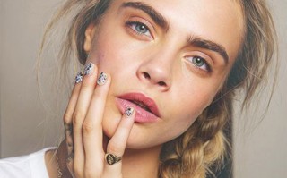 美瞳上面白色的是什么，美瞳上一层白白的