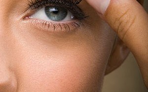 隐形眼镜怎么分别，隐形眼镜怎么分别左右